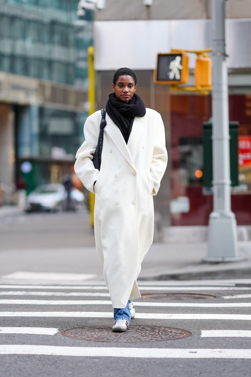 Sharp Winter Outfit with an Oversized White Coat and Black Scarf Sharp Winter Outfit with an Oversized White Coat and Black Scarf — Winter Accessories Outfits 2027