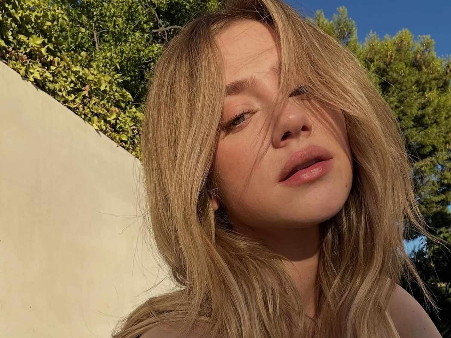 Blonde Base with Contrasting Lowlights — Lowlights 2027