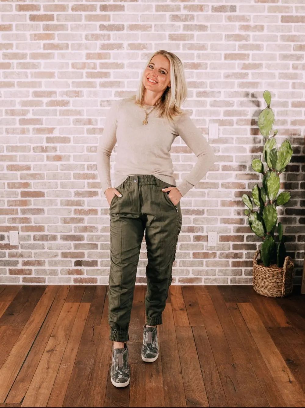 Beige Sweater and Cargo Joggers for Comfortable Loungewear Beige Sweater and Cargo Joggers for Comfortable Loungewear — Zoom Outfits 2027