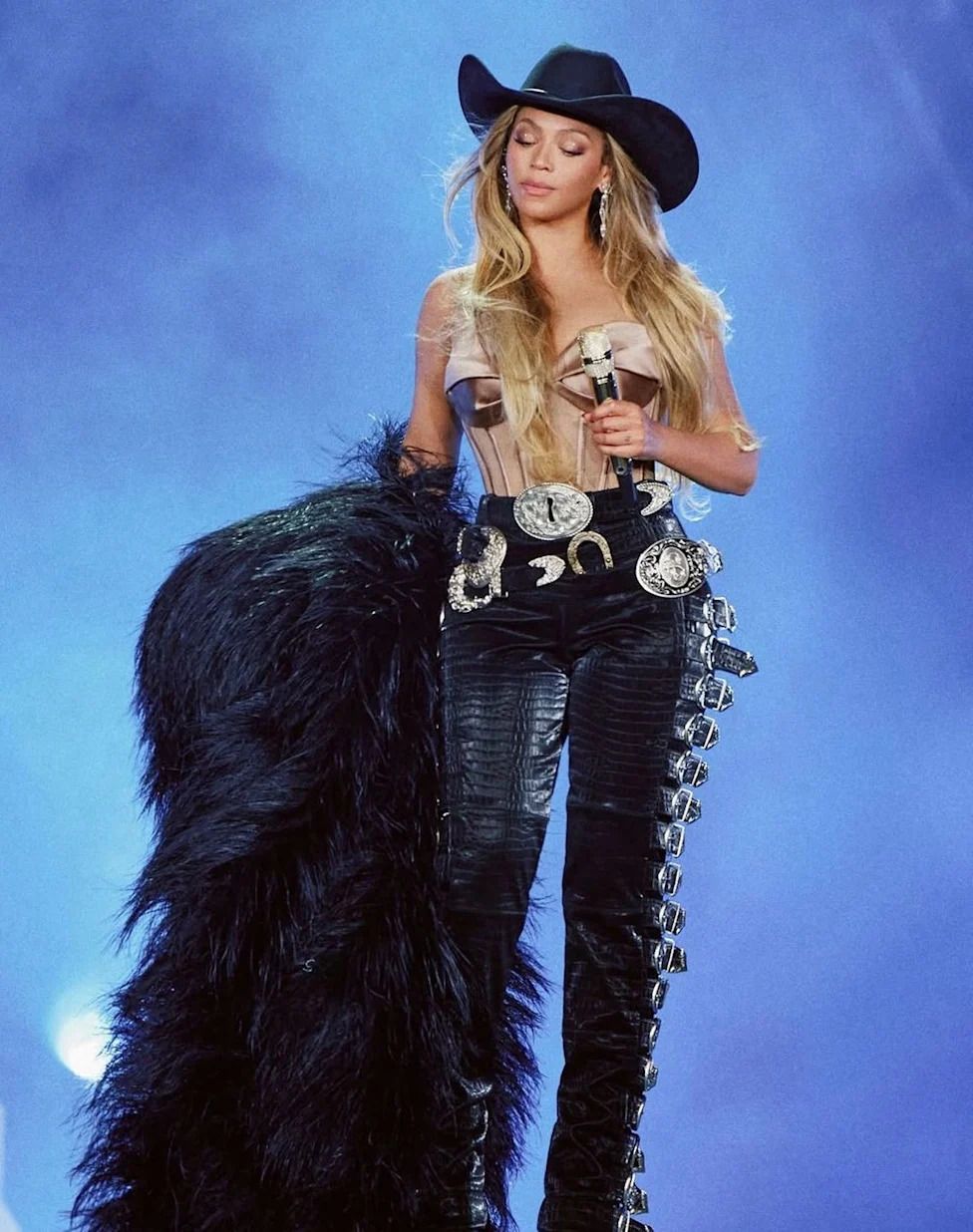 Mid-Back Visual Idea — Hat Hairstyles 2027 for Nashville