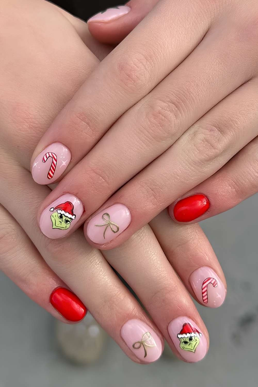 Grinch and Candy Cane Short Ovals Grinch and Candy Cane Short Ovals — Christmas Nail Art 2026