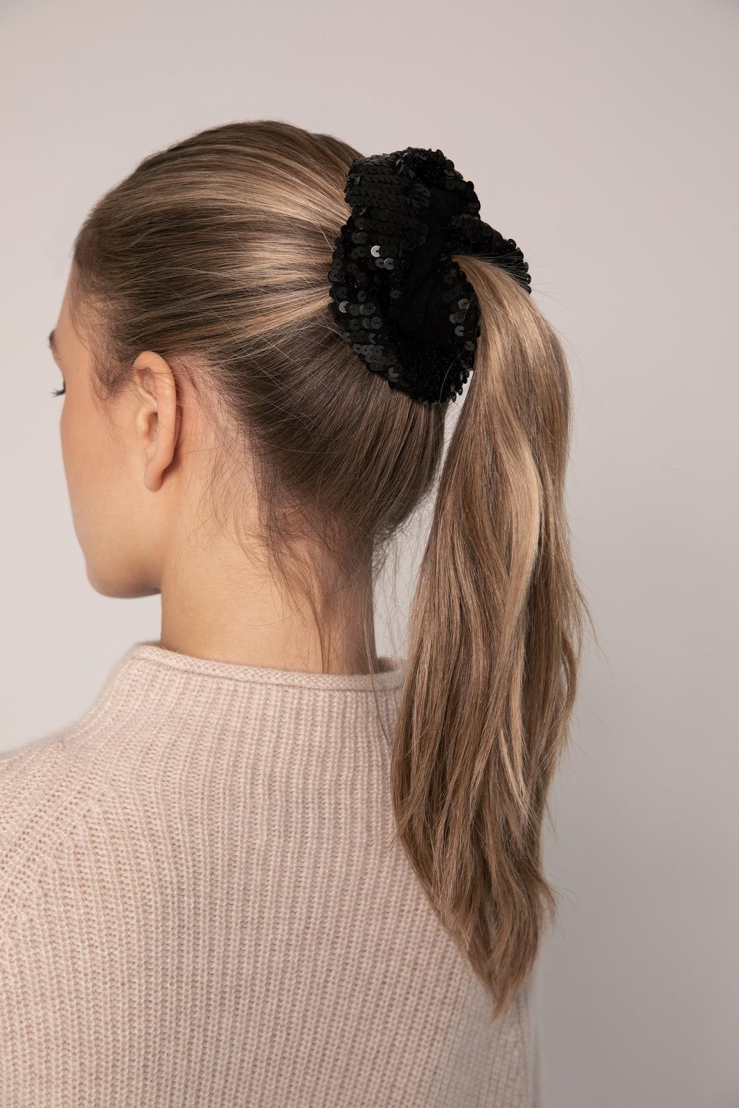 High Blonde Ponytail With Sequin Scrunchie High Blonde Ponytail With Sequin Scrunchie — Ski Hairstyles 2027