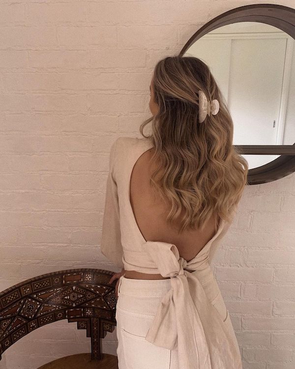 Ash Blonde With Visible Halo Wire Ash Blonde With Visible Halo Wire — Halo Extensions Hairstyles 2027