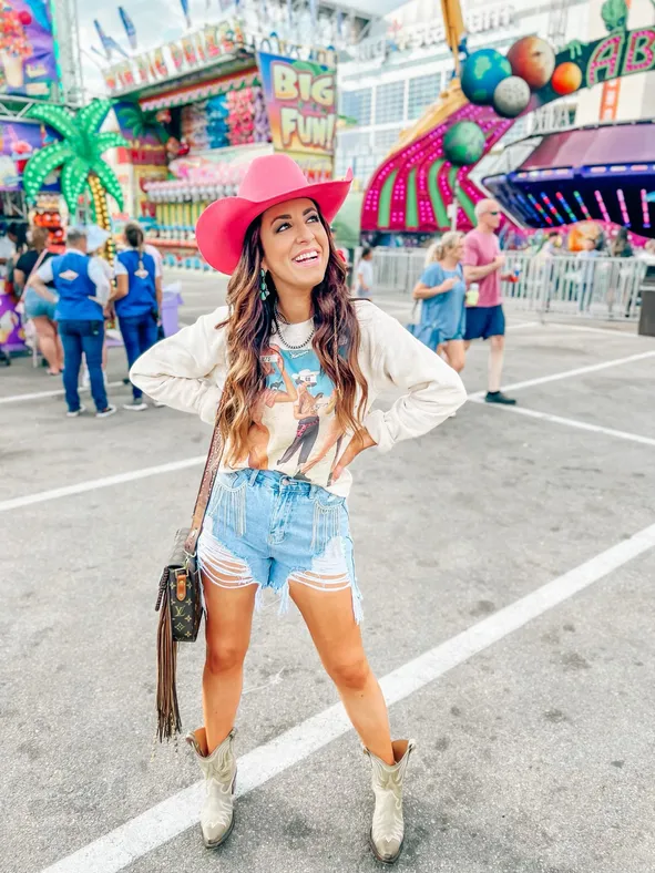 Graphic Sweatshirt with Pink Cowboy Hat and Fringe Bag Graphic Sweatshirt with Pink Cowboy Hat and Fringe Bag — Rodeo Outfits 2027