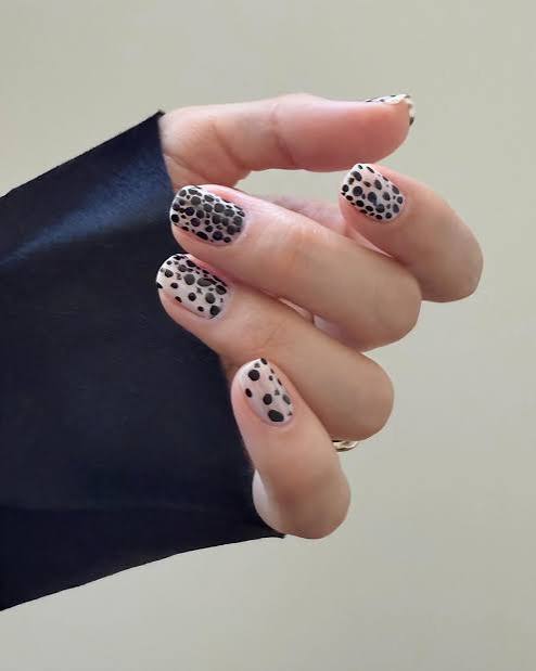 Short Oval Sheer Nude with Black Dots and French Tips Short Oval Sheer Nude with Black Dots and French Tips — Polka Dot Nails 2027