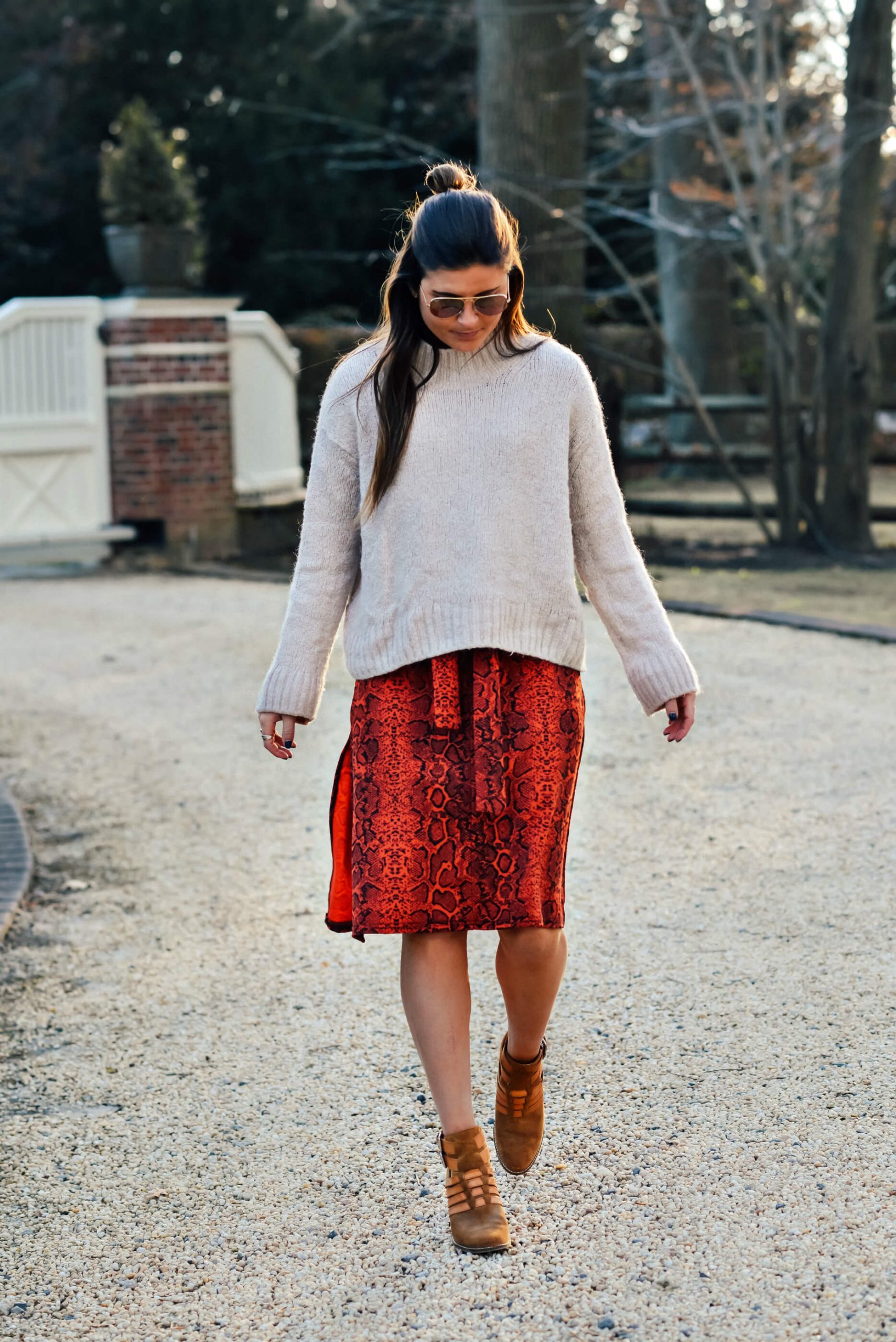 Textured Knit Meets Snakeskin: Casual Gathering Style Textured Knit Meets Snakeskin: Casual Gathering Style — Darty Outfits 2027