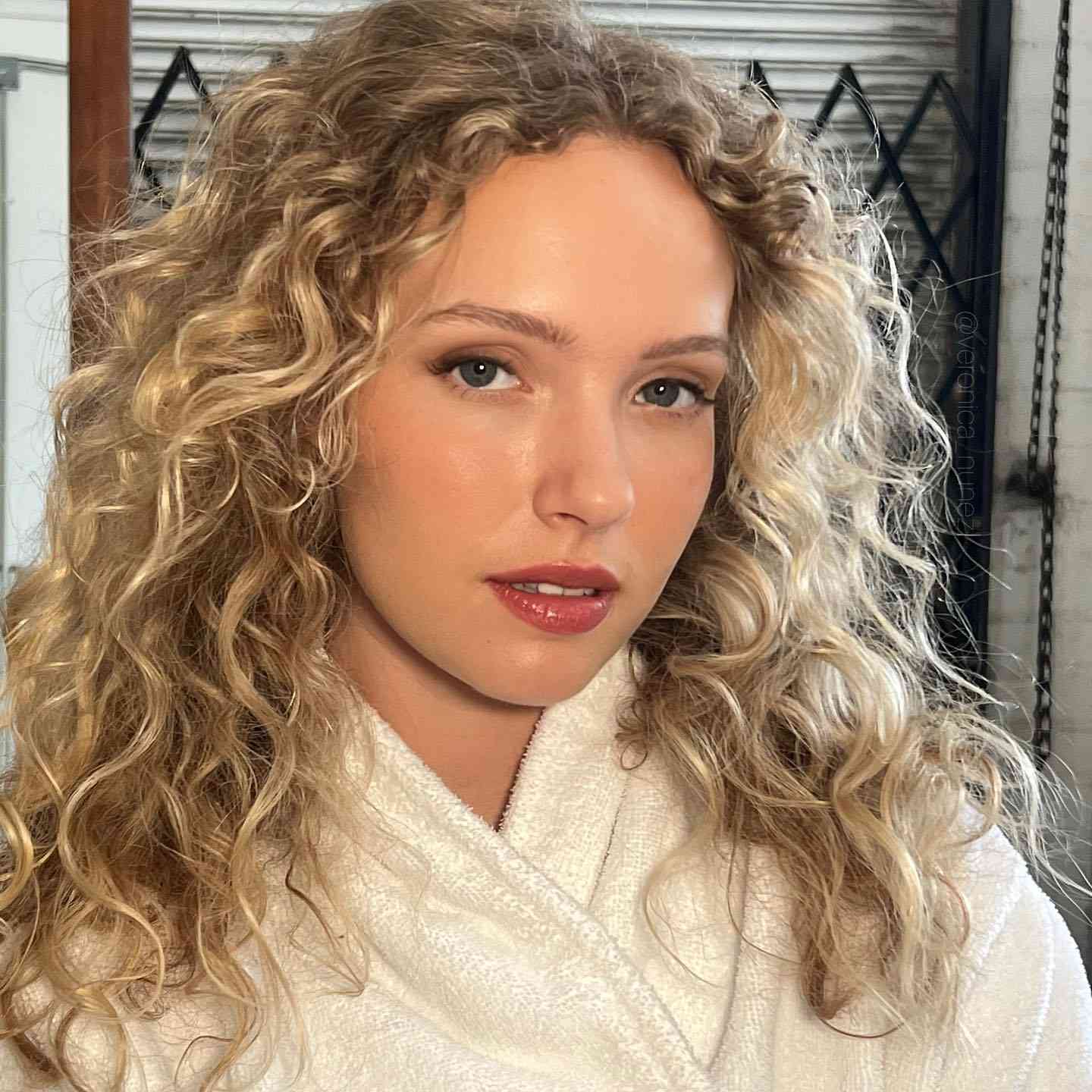 Thick Shoulder Curls in Salt and Pepper Thick Shoulder Curls in Salt and Pepper — Curly Haircuts 2027
