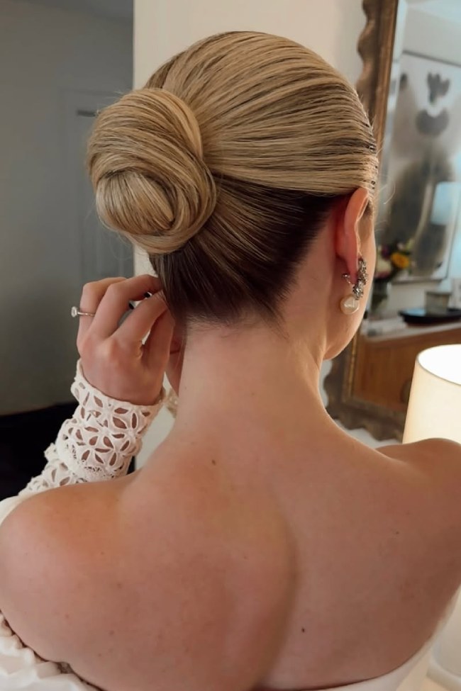 High Ash Blonde Bun With Smooth Surface High Ash Blonde Bun With Smooth Surface — Sleek Bun 2027