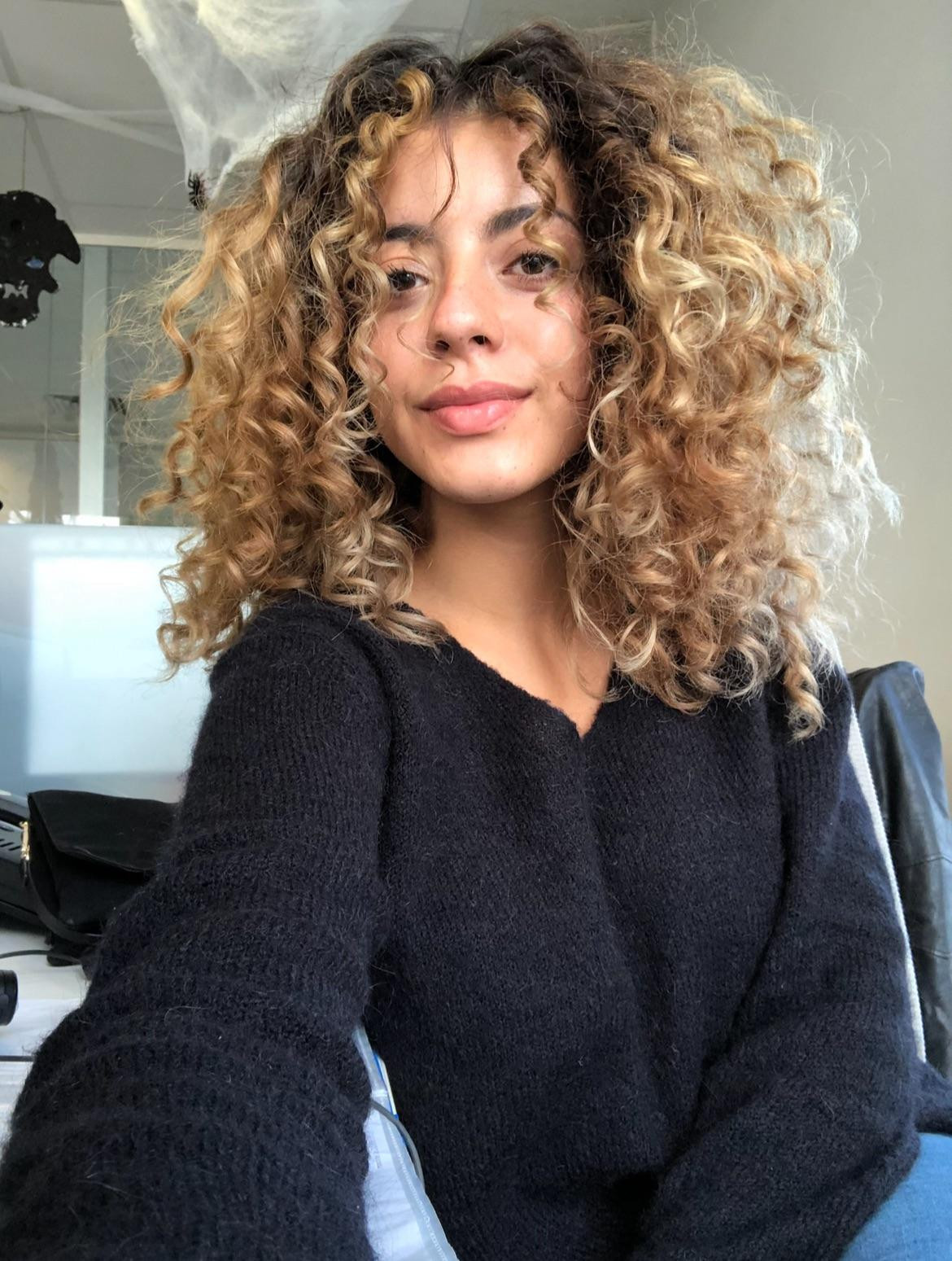 Collarbone Curls With Blonde Highlights Collarbone Curls With Blonde Highlights — 3A Curly Hairstyles 2027