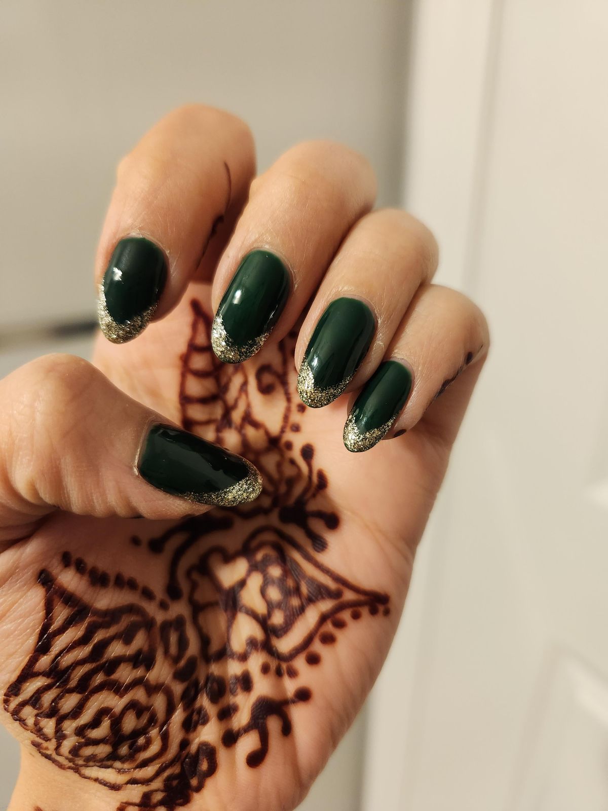 Glossy With Glitter Visual Idea Glossy With Glitter Visual Idea — Emerald Prom Nails 2027