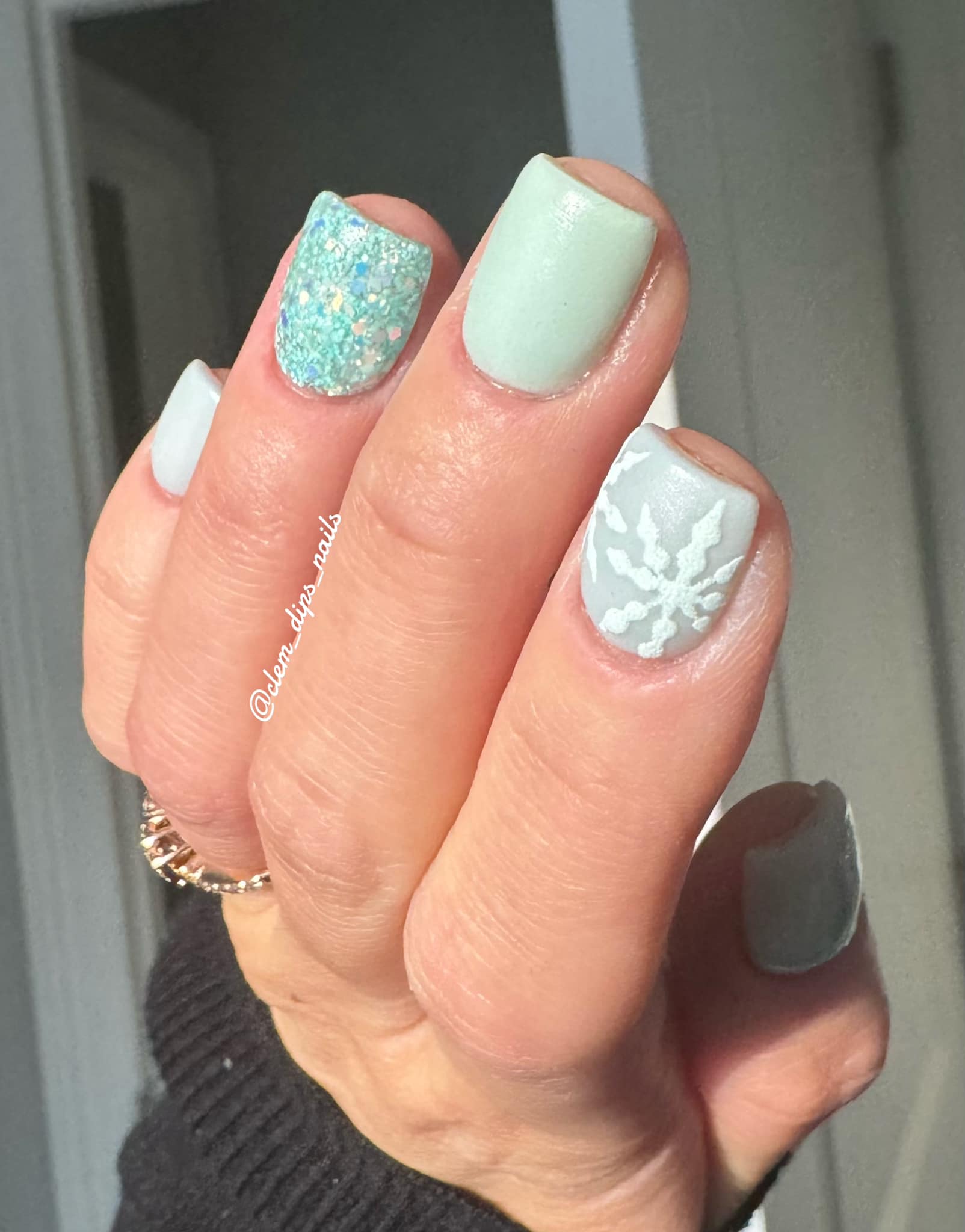 Winter Christmas Visual Idea — Winter Dip Nails 2027