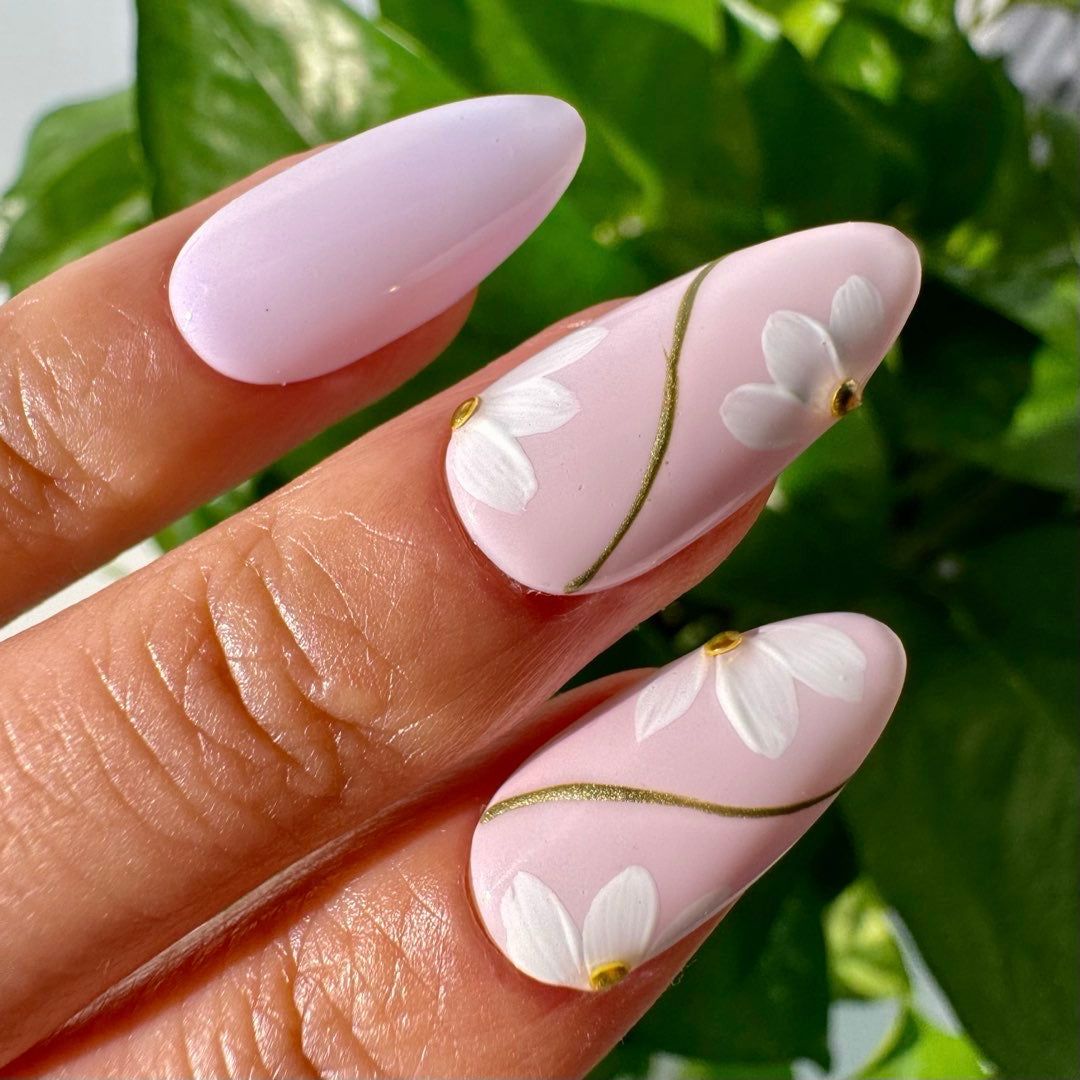 Lilac and Pink Daisies with Gold Lilac and Pink Daisies with Gold — Painted Petal Nails 2027