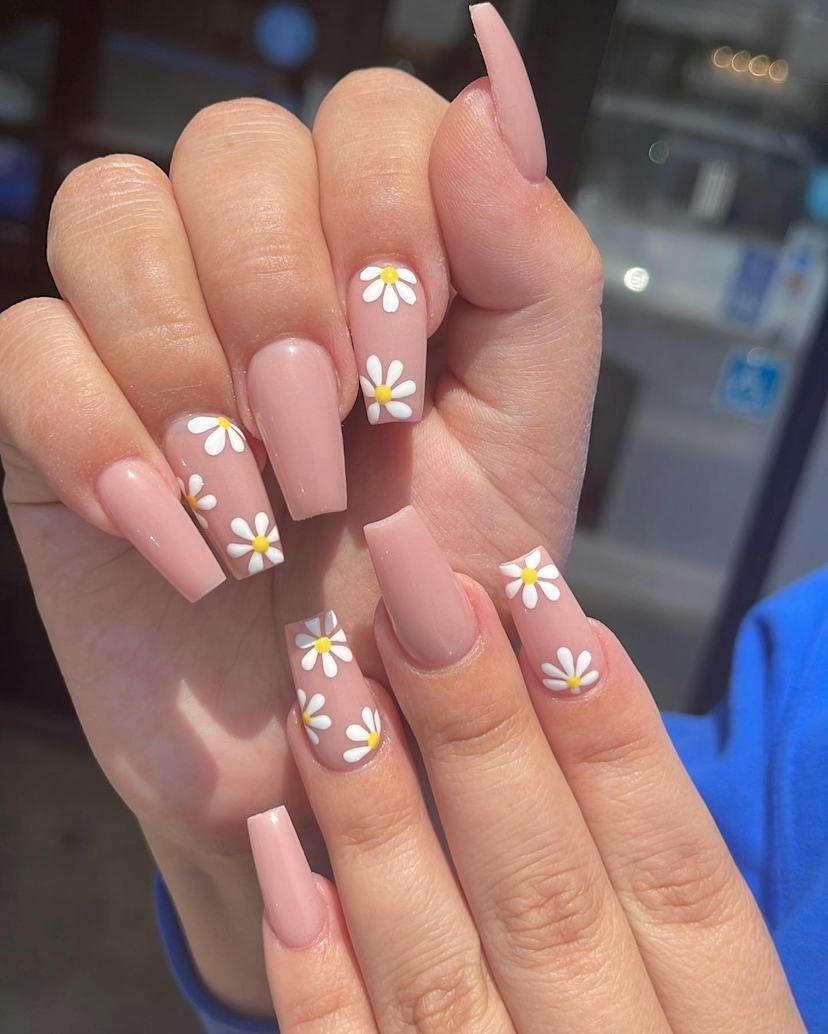 Daisy Flowers On Accent Nails Visual Idea Daisy Flowers On Accent Nails Visual Idea — Floral Coffin Nails 2027