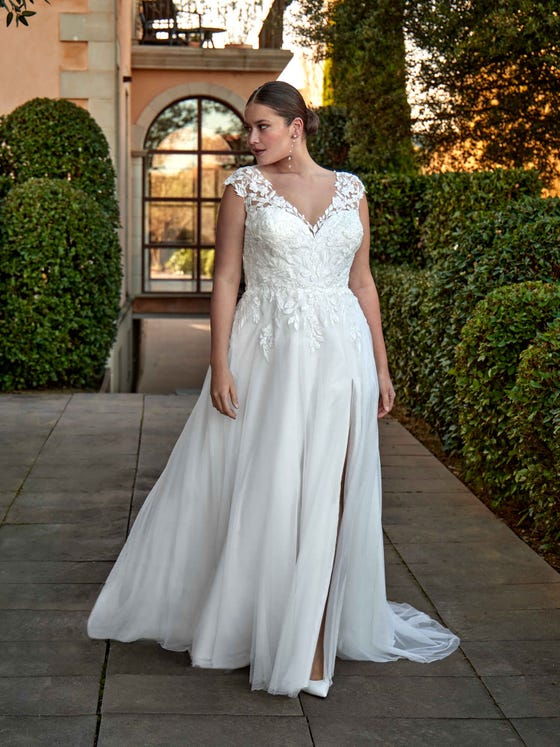 White Lace Wedding Dress with Tulle Skirt and Slit — Curvy Dresses 2027
