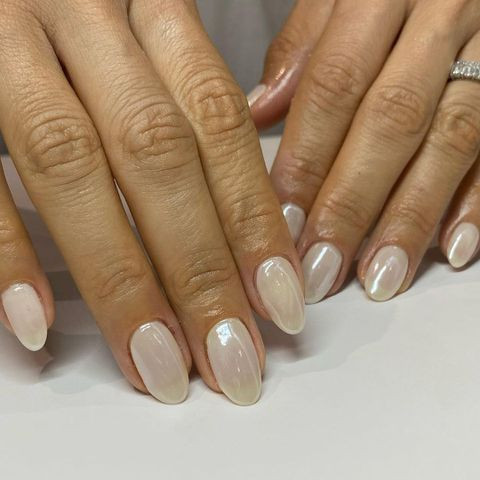 Pale Beige Subtle Iridescent Chrome Medium Oval Pale Beige Subtle Iridescent Chrome Medium Oval — Glazed Nails 2027