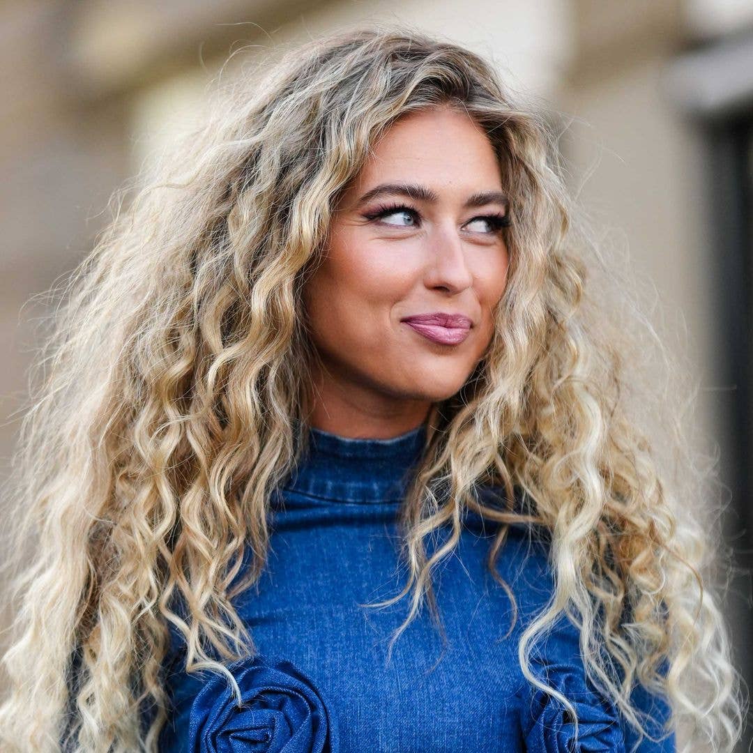 Collarbone Brown With Honey Blonde Waves Collarbone Brown With Honey Blonde Waves — Hair Color 2027 for Curly Hair