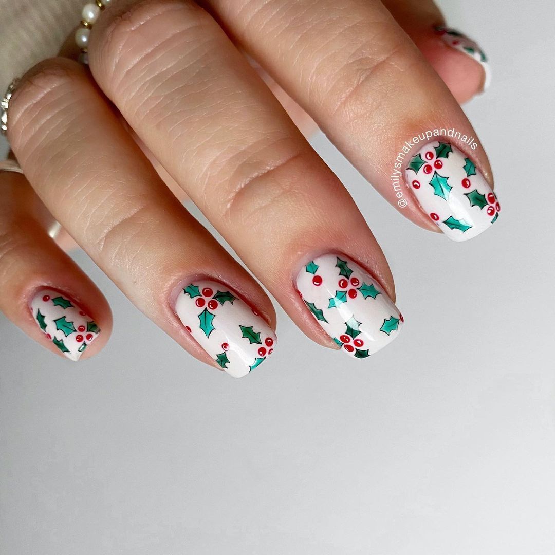 Holly Motif On The Tips Of Accent Nails Visual Idea Holly Motif On The Tips Of Accent Nails Visual Idea — Holly Nails 2027