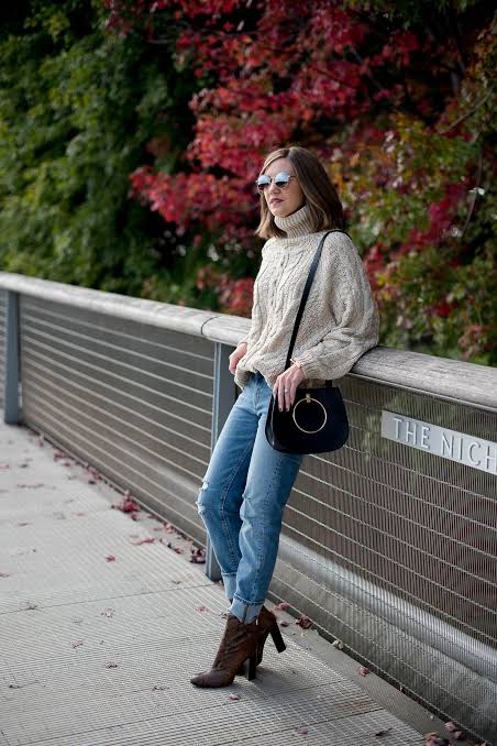 Cozy Fall Comfort: Chunky Knit Sweater and Straight-Leg Jeans Cozy Fall Comfort: Chunky Knit Sweater and Straight-Leg Jeans — Chicago Outfits 2027