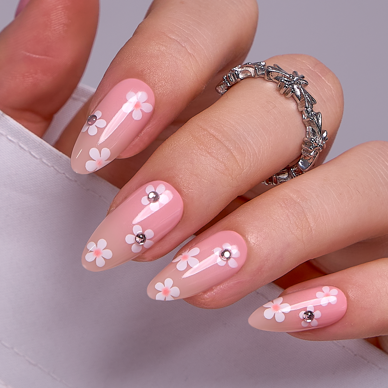 Gradient Pink Nude Daisies with Rhinestones Gradient Pink Nude Daisies with Rhinestones — Daisy Flower Nails 2027