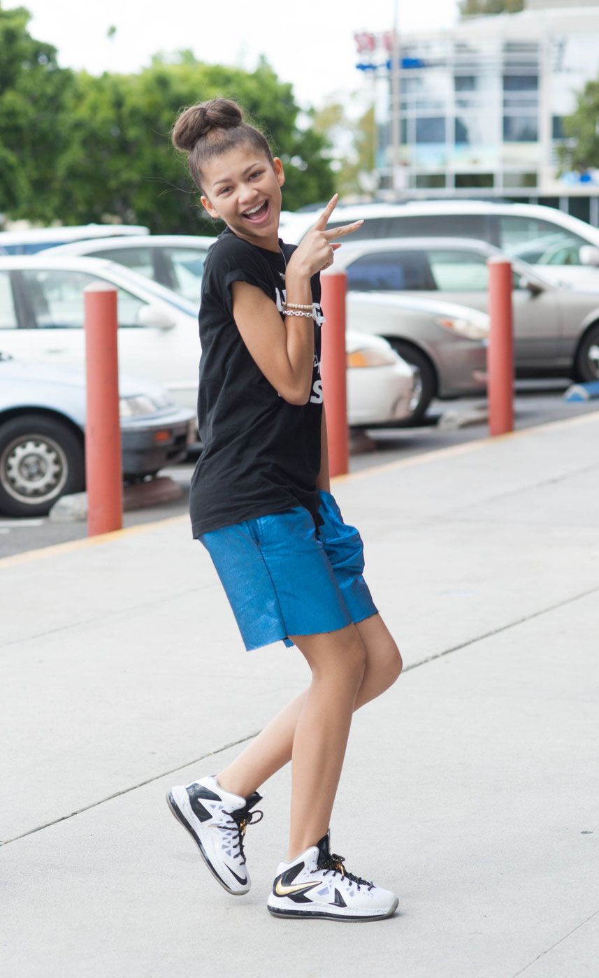 Black T-Shirt and Blue Denim-Like Shorts for Casual Gym Style — Streetwear Gym Outfits 2027