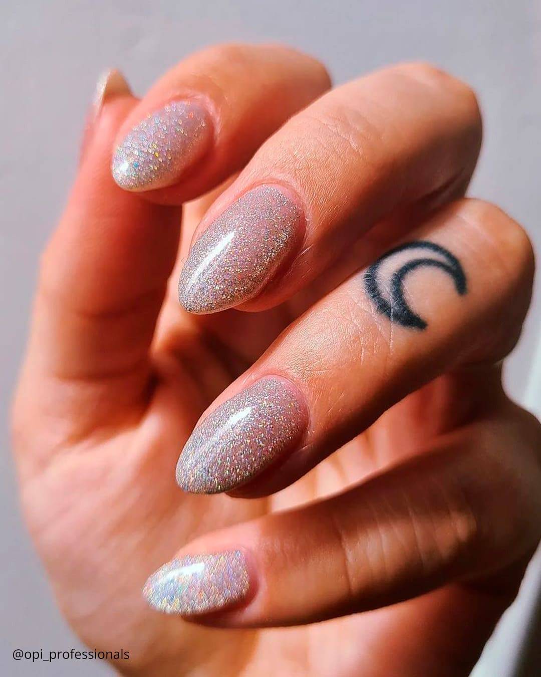 Pale Silver Holographic Glitter Oval Nails Pale Silver Holographic Glitter Oval Nails — Glitter Nails 2027