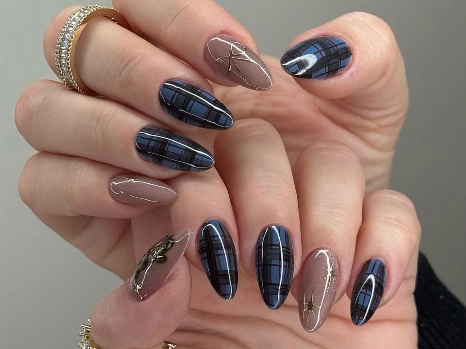 Tartan Print Oval Nails with Gold Stars — Winter Oval Nails 2027
