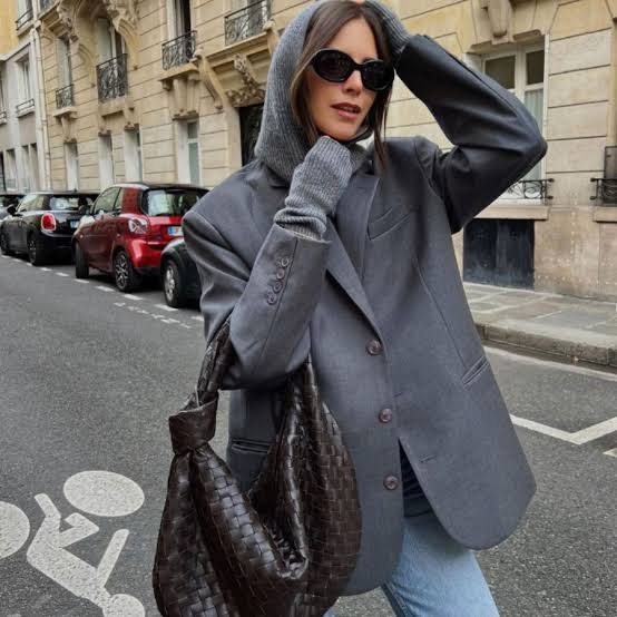 Oversized Grey Blazer with Hoodie and Knit Gloves Oversized Grey Blazer with Hoodie and Knit Gloves — Winter Grey Outfits 2027