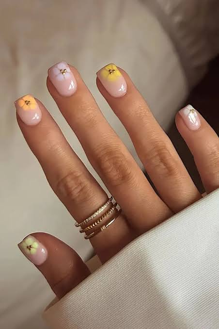 Rounded Short Square with Delicate Florals Rounded Short Square with Delicate Florals — Simple Short Nails 2027