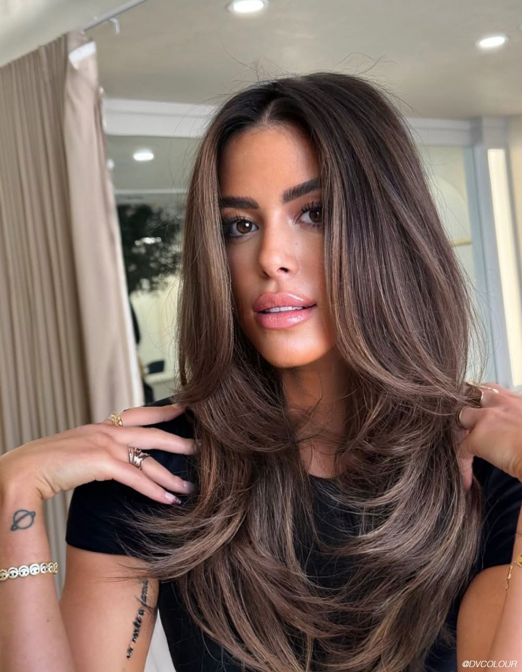 Down to Earth Brunette: The Rich, Rooted Hair Color Trend Taking Over 2025 - Bangstyle - House of Hair Inspiration