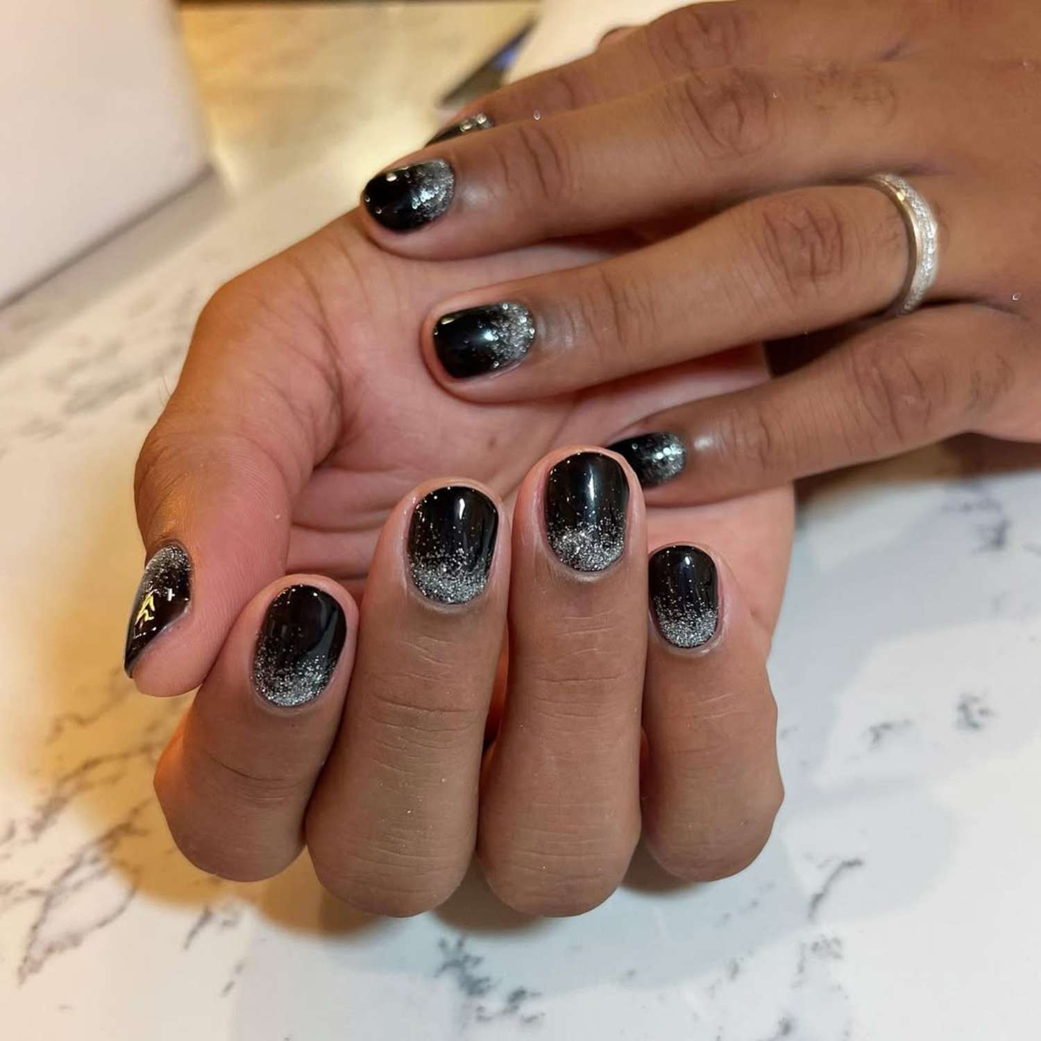 Short Round Black Silver Glitter Ombré Nails Short Round Black Silver Glitter Ombré Nails — Winter Black Nails 2027