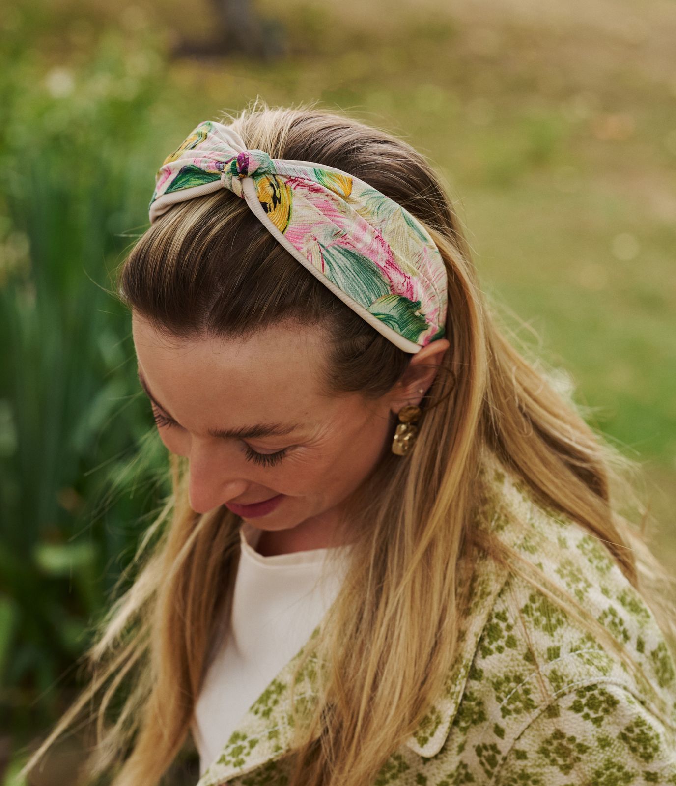 Blonde Loose Waves With Printed Headband Blonde Loose Waves With Printed Headband — Winter Headband Hairstyles 2027