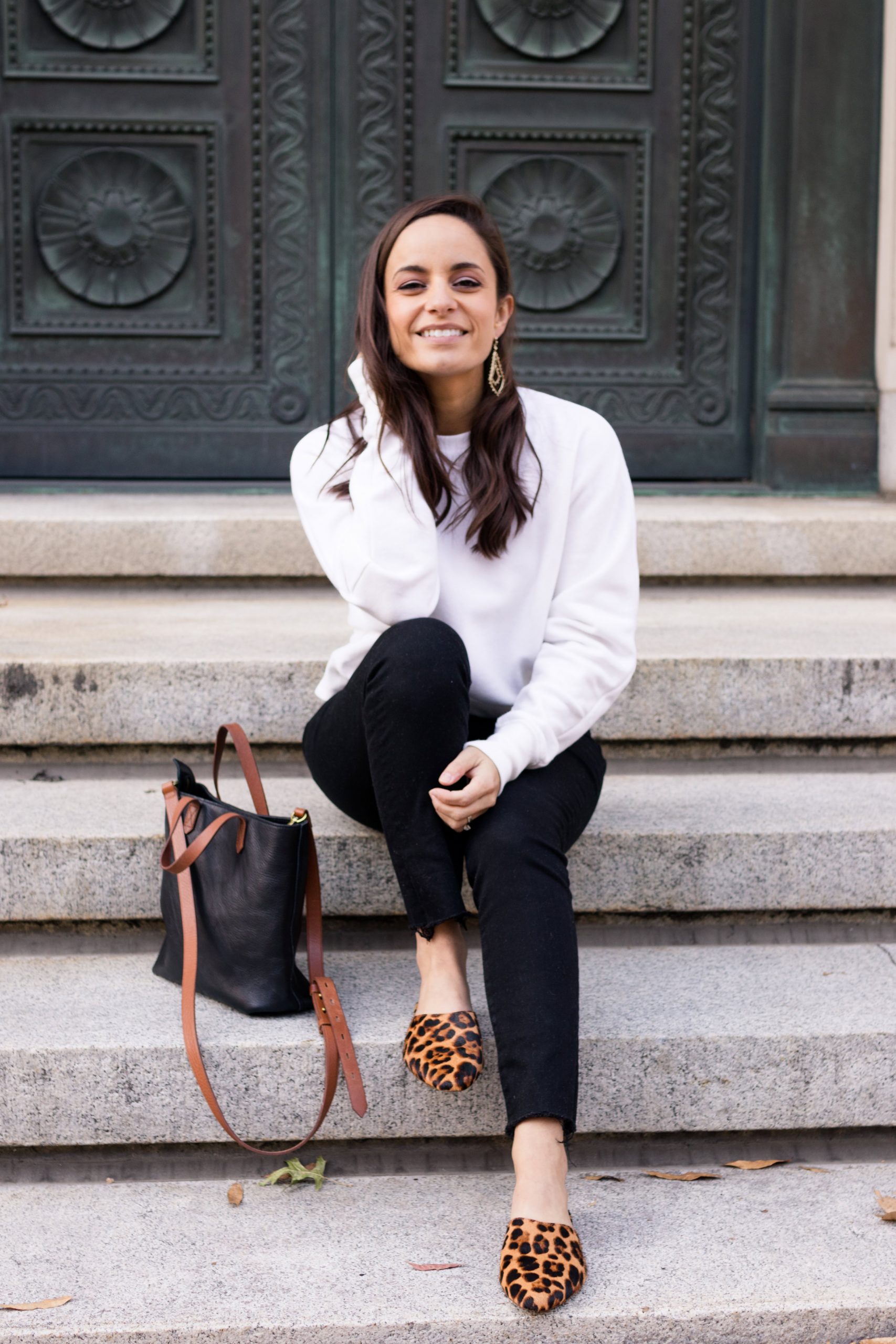 Monochrome Ease: White Sweatshirt with Black Jeans Monochrome Ease: White Sweatshirt with Black Jeans — Sweatshirt Outfits 2027