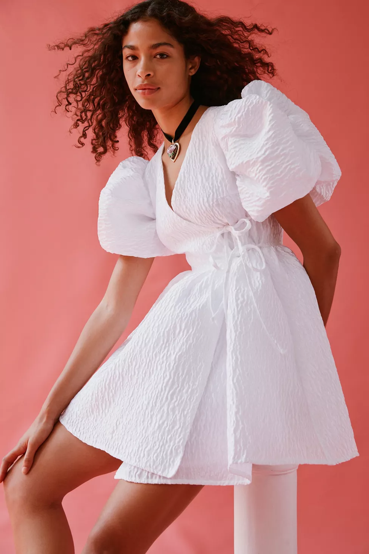 Casual Chic: White Puff Sleeve Dress with a Choker Casual Chic: White Puff Sleeve Dress with a Choker — Puff Sleeve Dress Outfits 2027