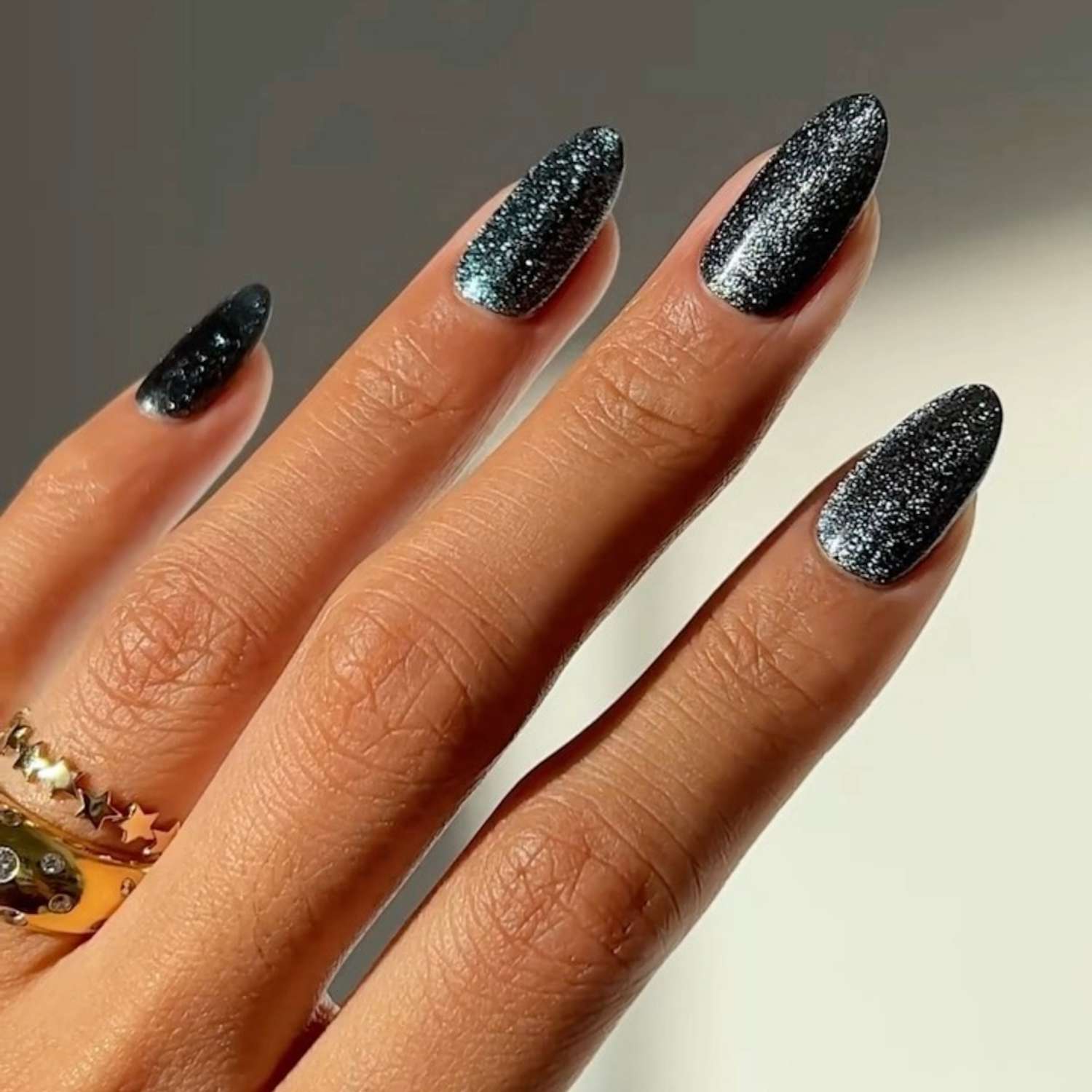Dark Grey High-Shine Glitter Almond Nails Dark Grey High-Shine Glitter Almond Nails — Glitter Nails 2027