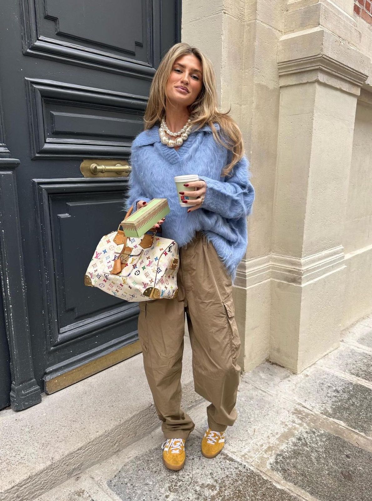 Street Style: Khaki Cargos with an Oversized Sweater and Bright Sneakers Street Style: Khaki Cargos with an Oversized Sweater and Bright Sneakers — Khaki Cargo Pants Outfits 2027