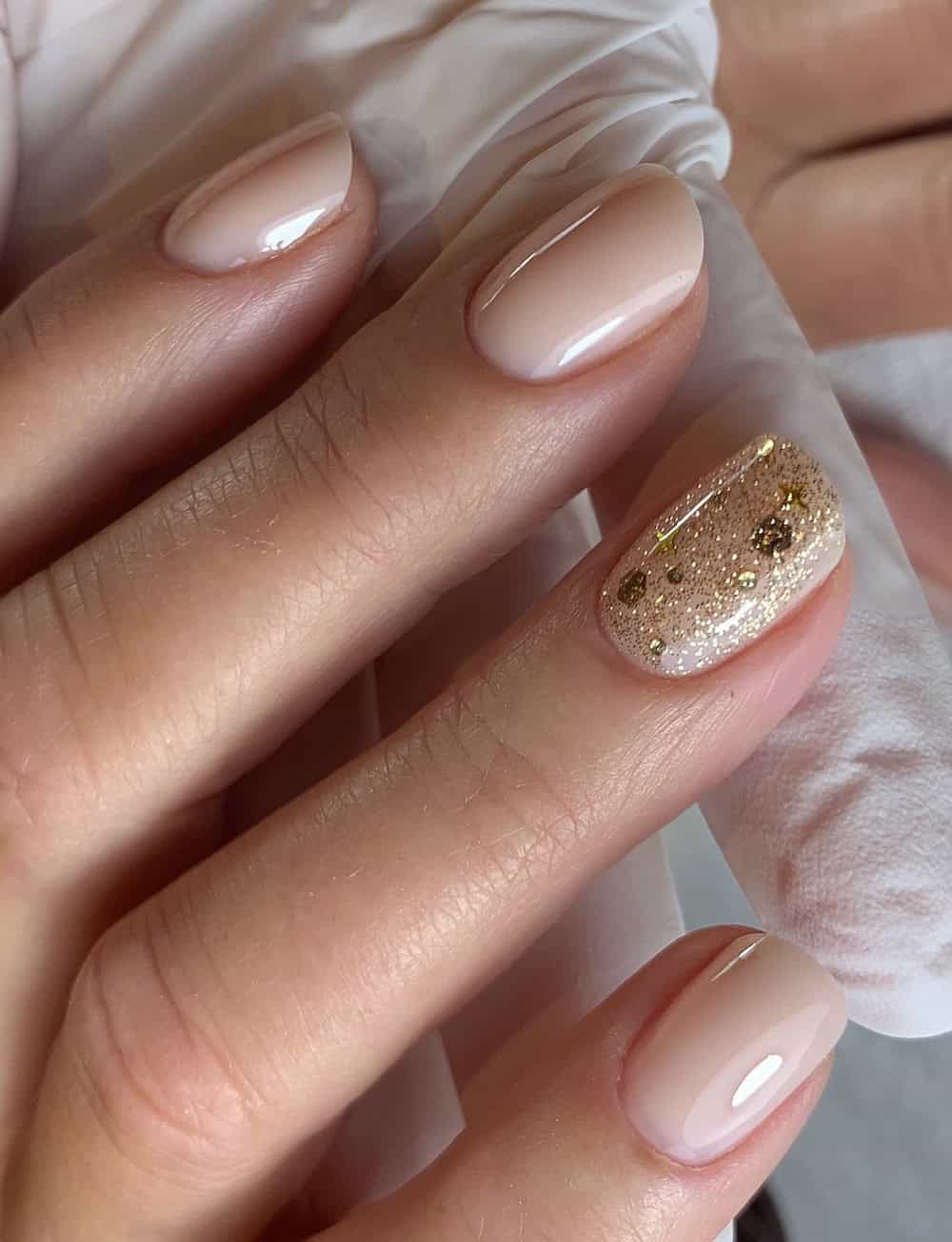 Short Oval Warm Nude with Gold Glitter Short Oval Warm Nude with Gold Glitter — Winter Nude Nails 2027