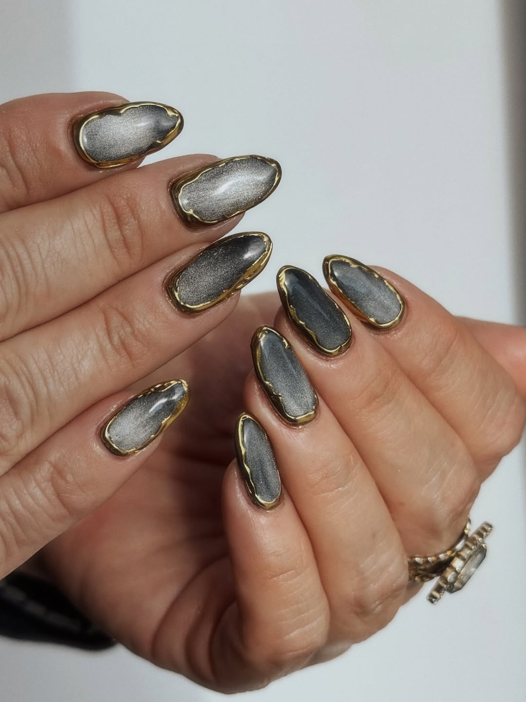 Mixed Colors with Gold Foil Short Oval Nails Mixed Colors with Gold Foil Short Oval Nails — Oval Nails 2027