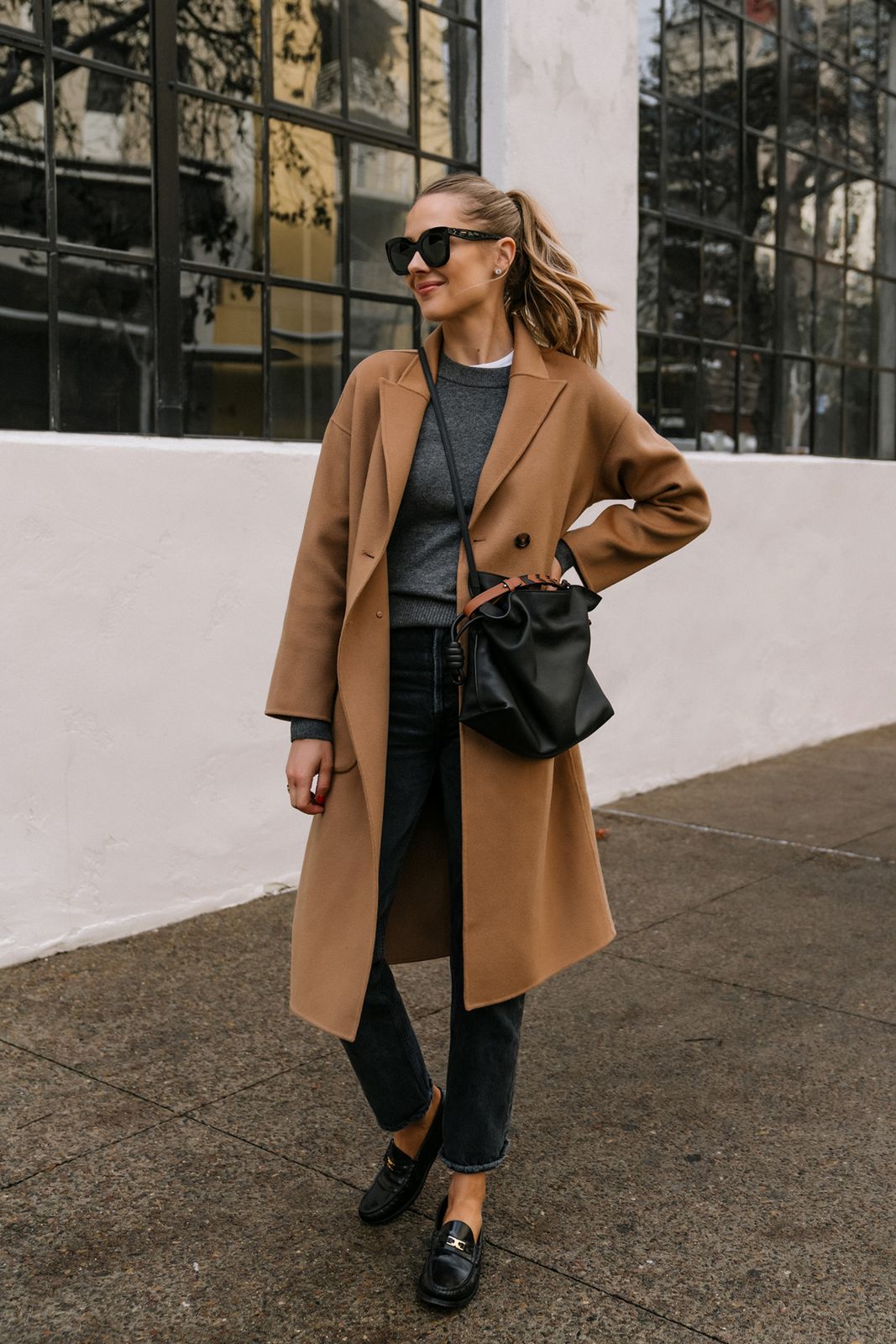 Camel Wool Coat with Black Bucket Bag for Chic Casual Camel Wool Coat with Black Bucket Bag for Chic Casual — Brown Coat Outfits 2027