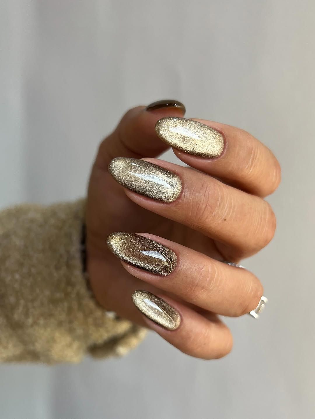 Metallic Champagne Gold Cat Eye Almonds Metallic Champagne Gold Cat Eye Almonds — Champagne Nails 2027