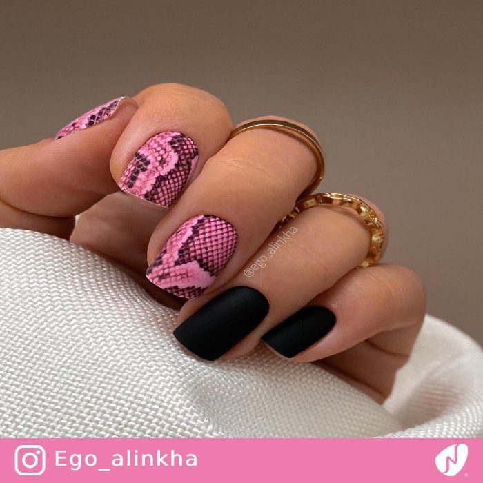 Matte Black With Pink Snake Accent Short Square Matte Black With Pink Snake Accent Short Square — Snake Print Nails 2027