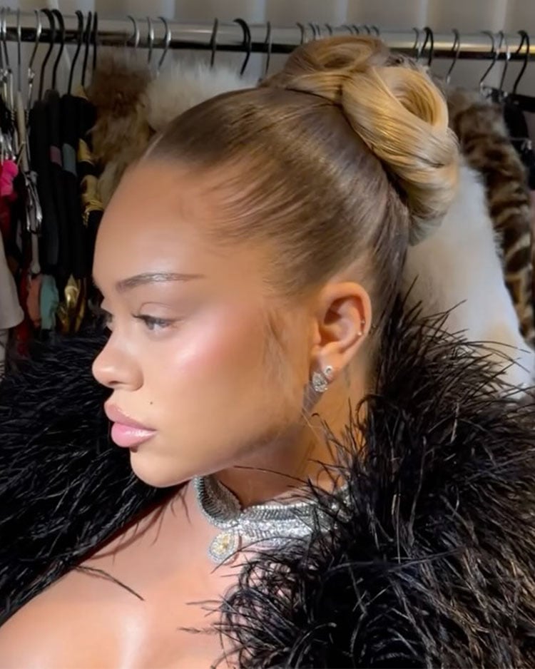 High Shine Blonde Sleek Bun High Shine Blonde Sleek Bun — Sleek Bun 2027