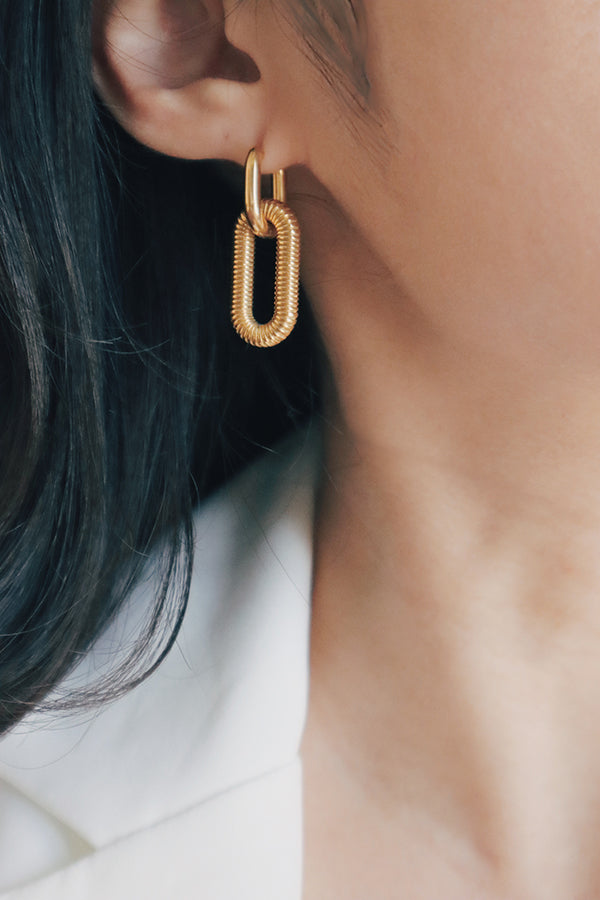 Textured Gold Link Earrings with a Simple White Shirt Textured Gold Link Earrings with a Simple White Shirt — Gold Hoops Outfits 2027