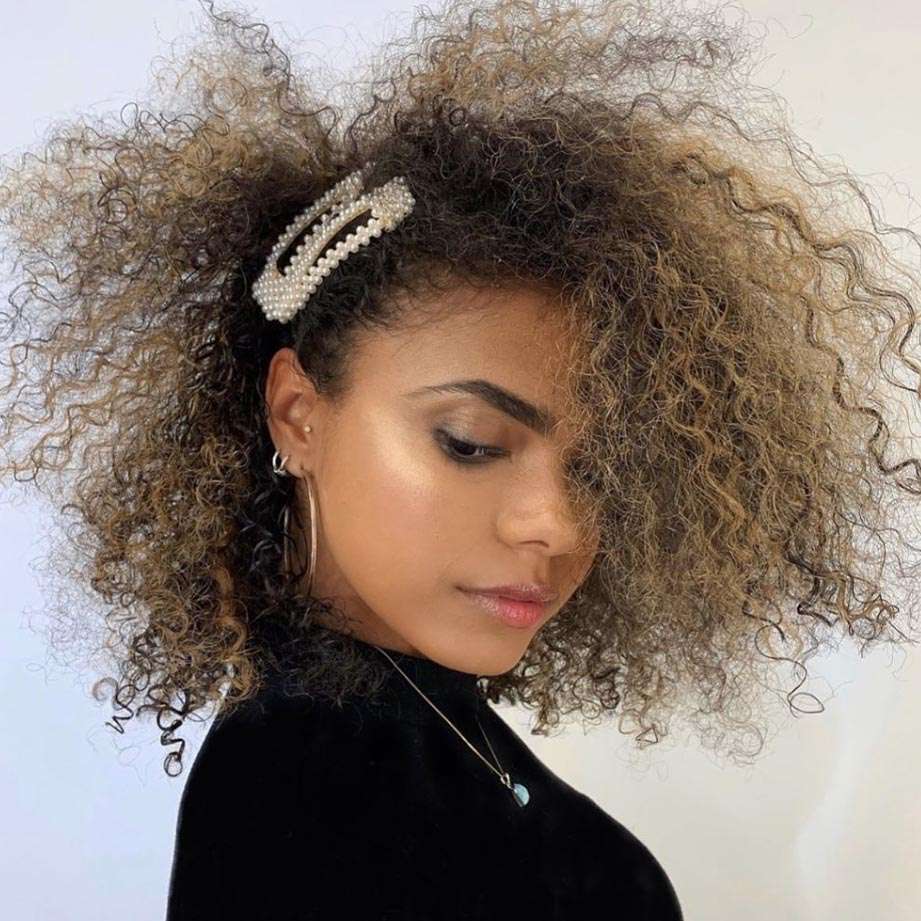 Collarbone Curls With Honey Highlights Collarbone Curls With Honey Highlights — Hairstyles 2027 for College