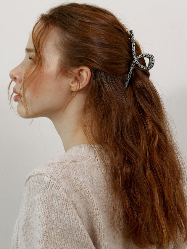 Visual Idea — A Side View Shows Shoulder-Length Visual Idea — A Side View Shows Shoulder-Length — Claw Clip Twist Hairstyles 2027