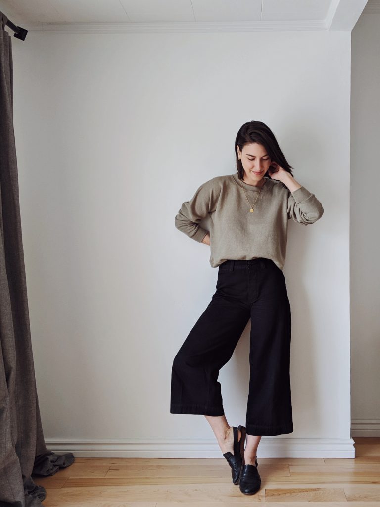 Minimalist Chic: Grey Sweatshirt with Wide-Leg Pants Minimalist Chic: Grey Sweatshirt with Wide-Leg Pants — Sweatshirt Outfits 2027