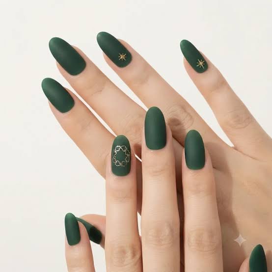 Deep Green Gold Starburst Wreath Matte Nails Deep Green Gold Starburst Wreath Matte Nails — Matte Christmas Nails 2026