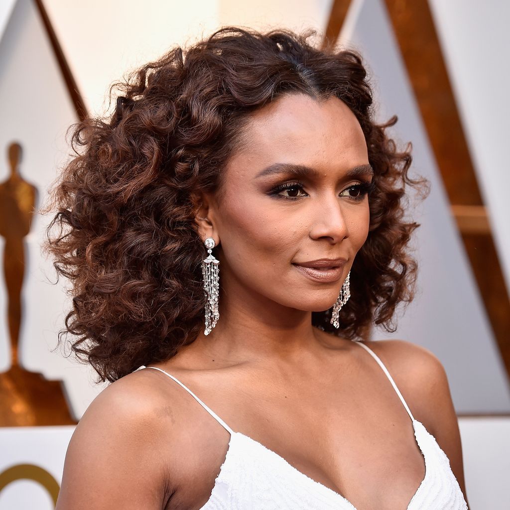 Middle Visual Idea — Loose Curly Hairstyles 2027
