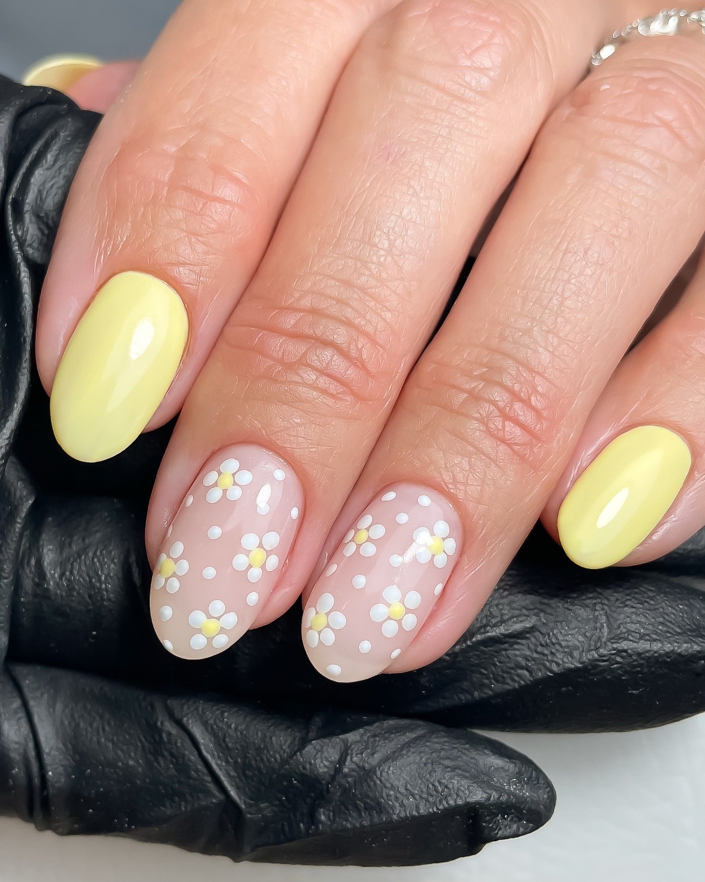 Dense Pink Daisies with Yellow Accents Dense Pink Daisies with Yellow Accents — Daisy Flower Nails 2027