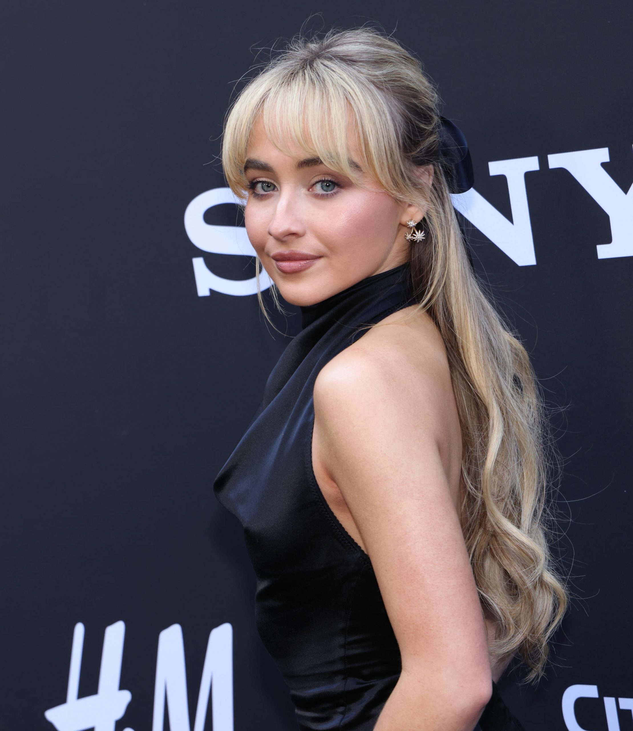 Mid-Back Half-Up With Wispy Bangs Mid-Back Half-Up With Wispy Bangs — Face Framing Layers 2027