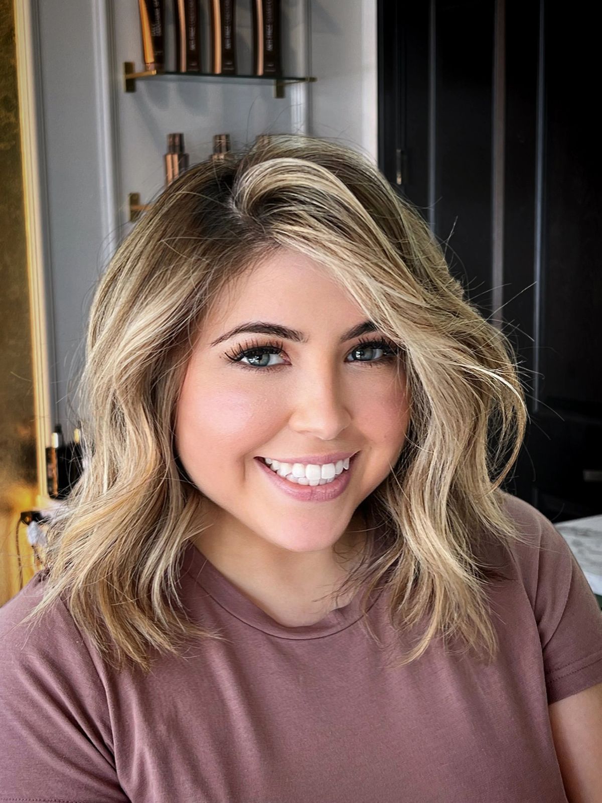Middle Visual Idea Middle Visual Idea — Blonde Hair 2027 with Dark Roots